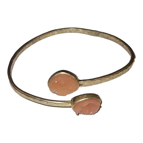 Matte Gold Tone Druzy Peach Pink Hammer Metal Open Bangle Bracelet - Picture 1 of 4